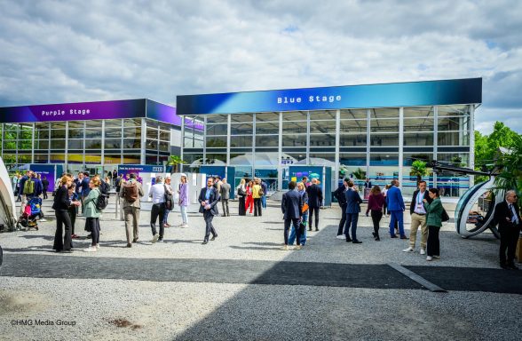 TECH by Handelsblatt 2025 Menschenmenge vor einem modernen Gebäude mit bunten Bannerbeschriftungen.
