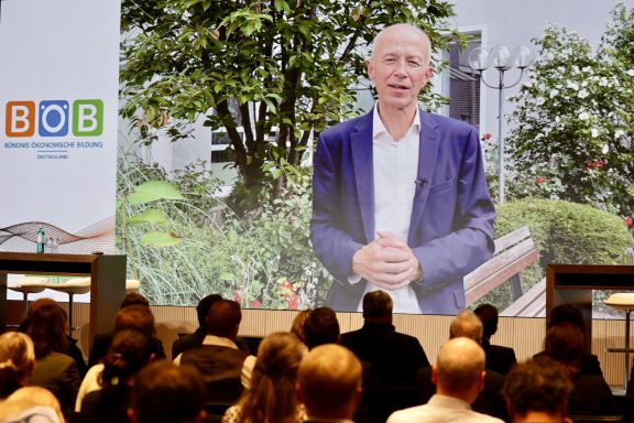 BÖB Kongress 2025 Eine Person spricht vor Publikum, während sie auf einer Leinwand präsentiert wird.